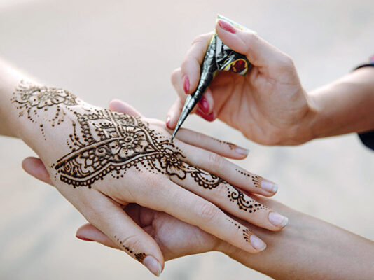 Vẽ tay Henna ấn độ